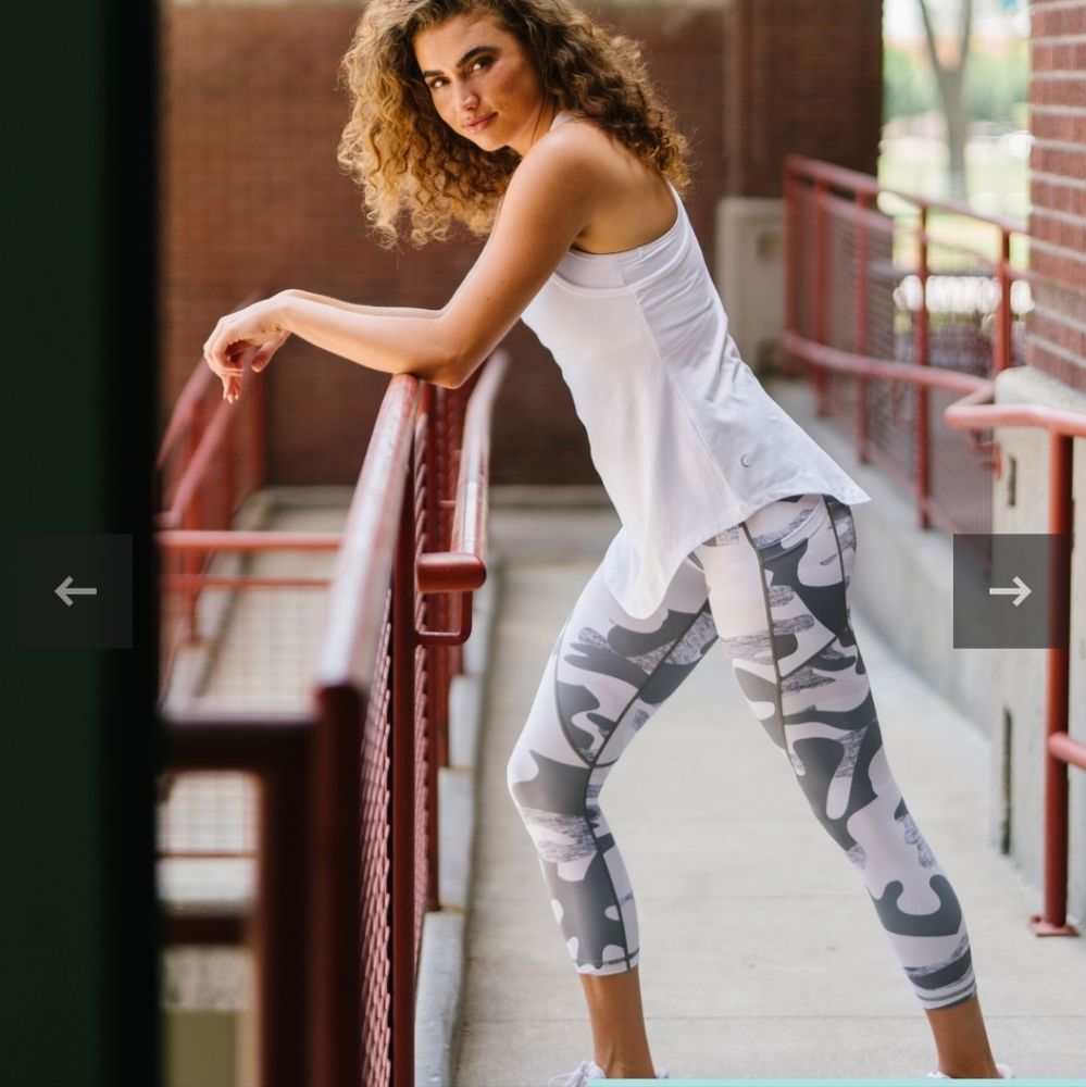 Zyia gray camo pocket light n tight capri